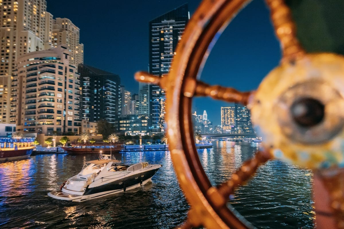 Kreuzfahrtschiff Steuerrad bei Nacht