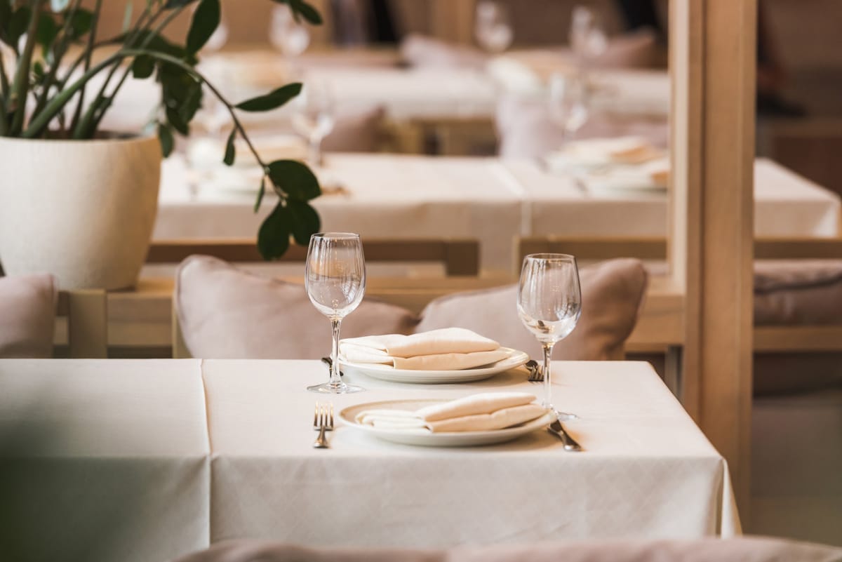 Elegant gedeckter Tisch in einem Premium-Restaurant an Bord
