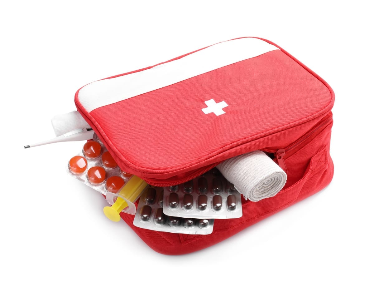 Rotes Erste-Hilfe-Set mit Verbandsmaterial, Tabletten und Fieberthermometer
