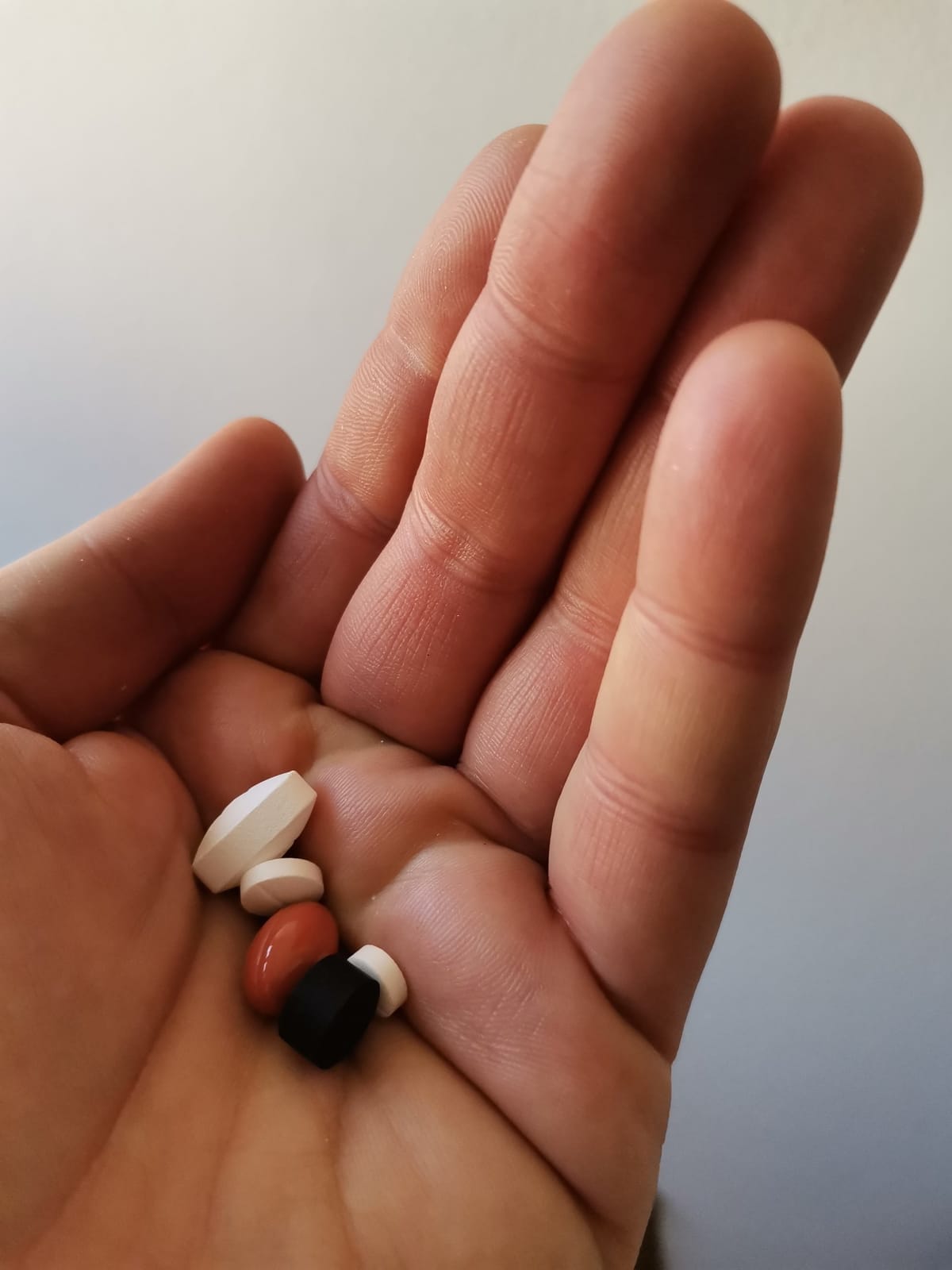 Medikamente griffbereit in der Hand vor der Kreuzfahrt