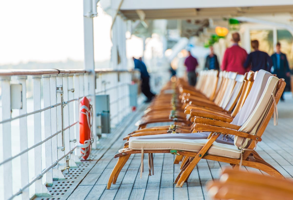 Leere Liegestühle auf dem Sonnendeck eines Kreuzfahrtschiffs während eines ruhigen Seetags