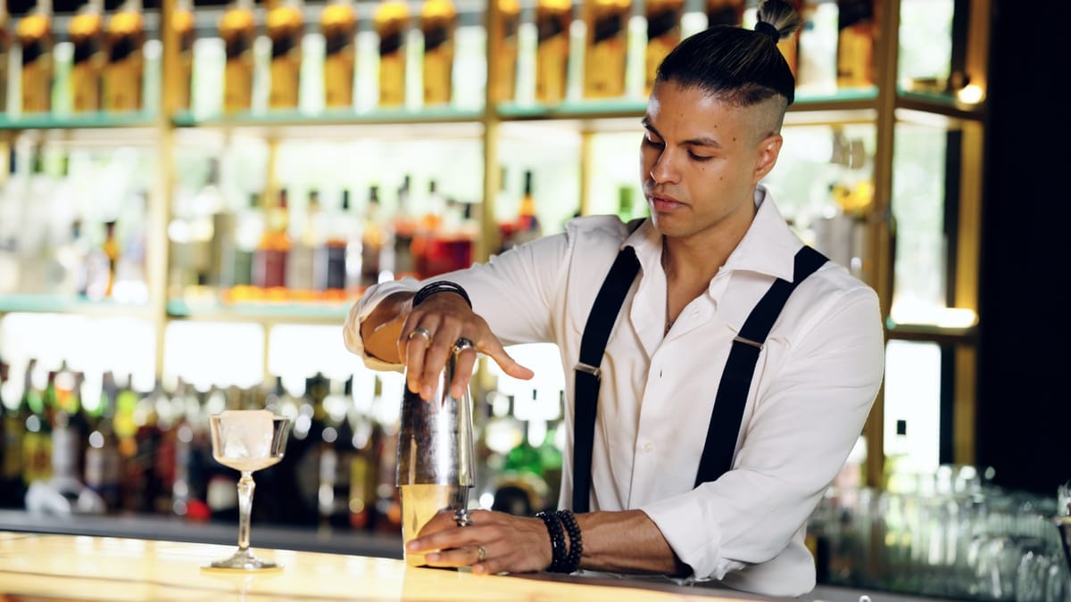 Kellner/Bartender serviert Getränke, elegante Bar-Szene