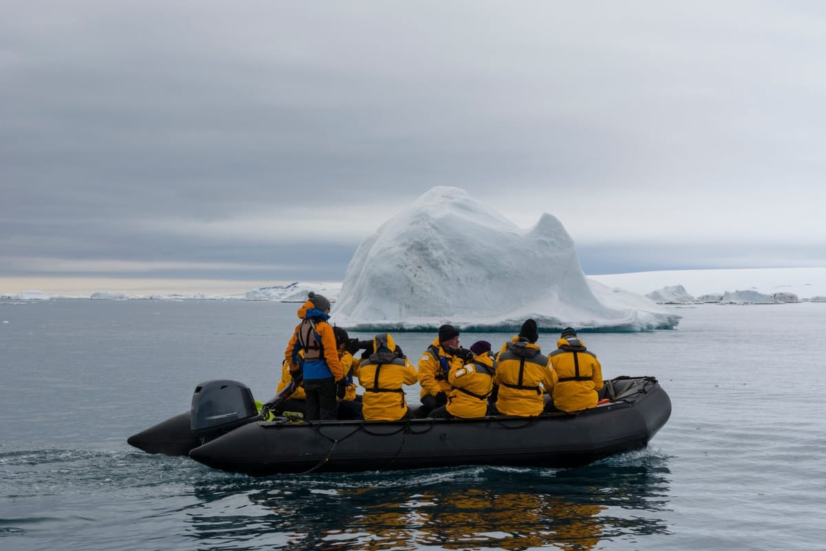 Passagiere bei einem Zodiac-Landgang während einer Expeditionskreuzfahrt