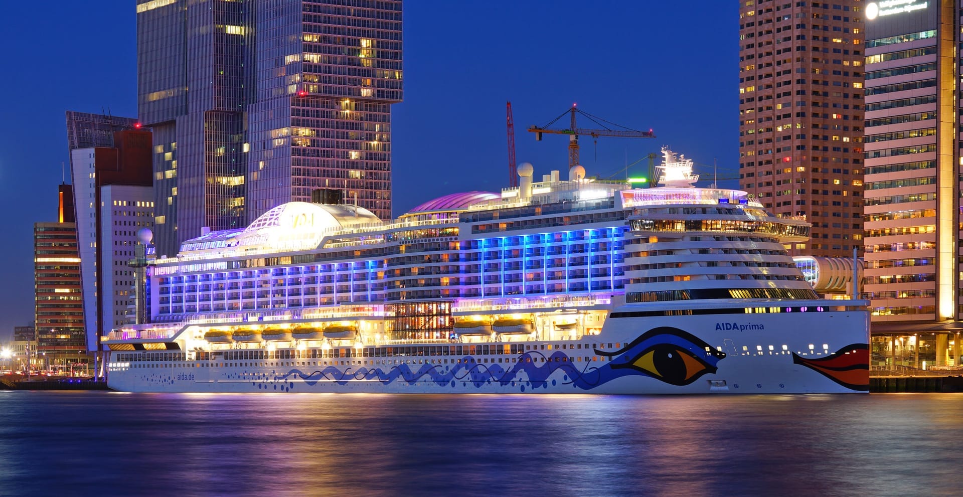 AIDAprima vor der Skyline von Rotterdam