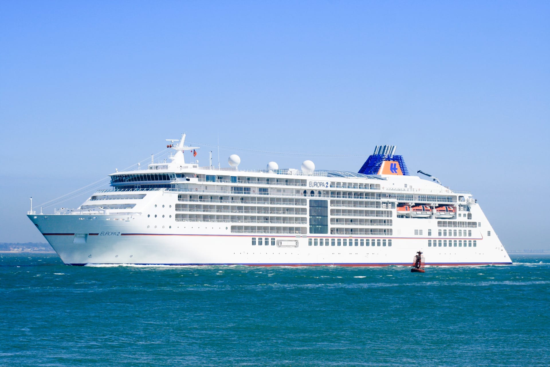 MS Europa 2 vor Southampton Water