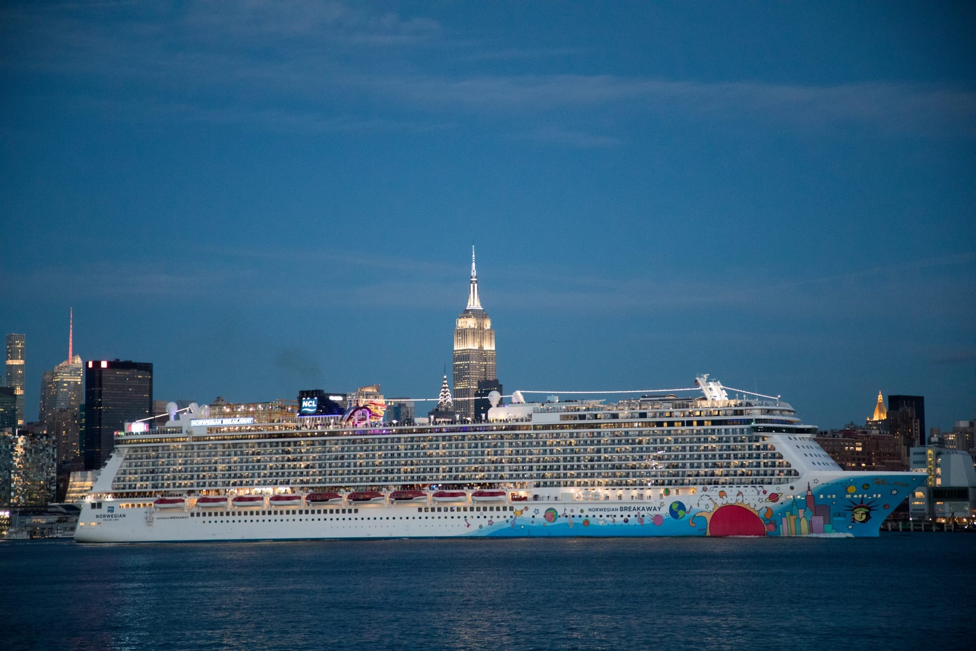 Norwegian Breakaway auf dem Hudson River vor Manhattan