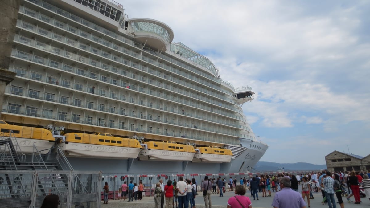 Bug der Oasis of the Seas am Pier, davor eine Menschenmenge hinter einem Absperrzaun