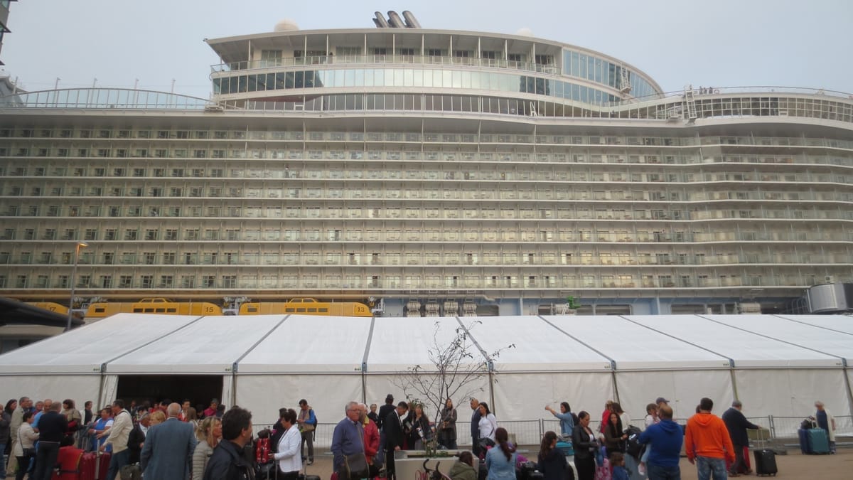 Bordwand der Oasis of the Seas mit vielen Decks voller Balkonkabinen, darunter gelbe Rettungsboote